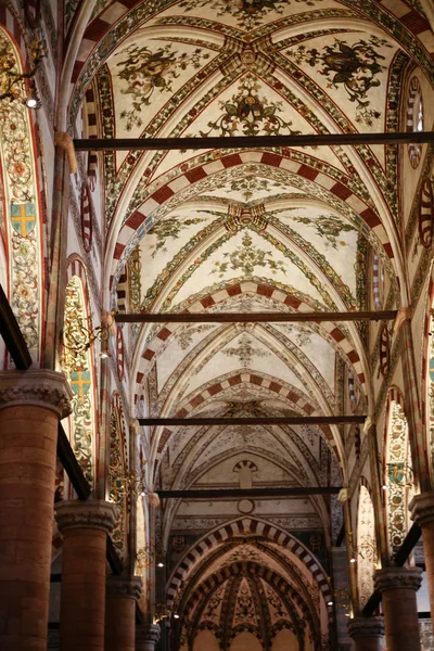 Plafond van Sant'Anastasia kerk in Verona city — Stockfoto