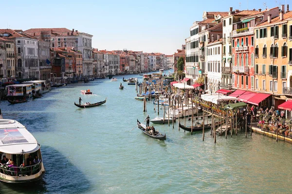 Boten in de Canal Grande in Venetië stad — Stockfoto