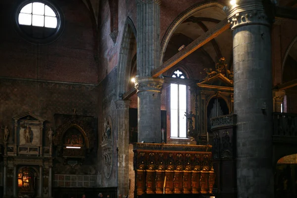 Алтарь в базилике Santa Maria Gloriosa dei Frari — стоковое фото