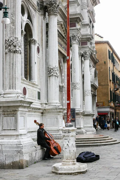 Músico de rua perto de Scuola Grande di San Rocco — Fotografia de Stock