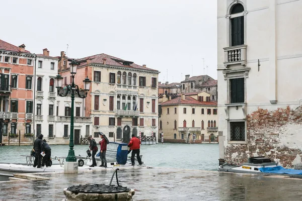 Turistas esperan autobús acuático en Venecia ciudad bajo la lluvia — Foto de Stock