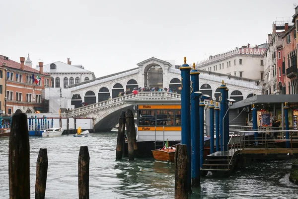 Rialto water bus stop in Venice — Stock Photo, Image