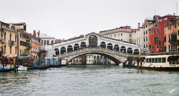 The Rialto Bridge (Ponte di Rialto) Venice in rain — Stock Photo, Image