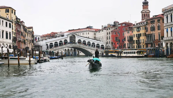 Raghetti boat and Rialto Bridge in Venice in rain — Stock Photo, Image