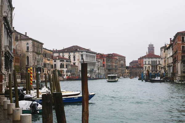 Boats in Canal in Venice city in rain — Stock Photo, Image