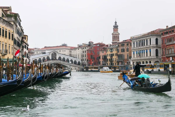 Traghetti båt i Canal Grande i Venedig i regn — Stockfoto