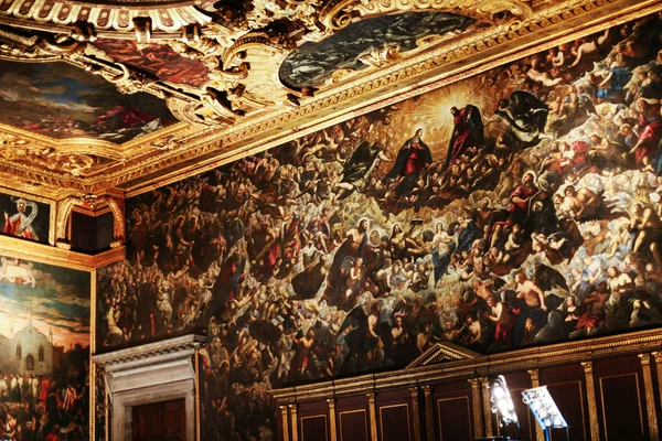 Interior of Doge's Palace - painted walls — Stock Photo, Image