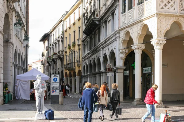 Mensen op straat in de stad Padua — Stockfoto