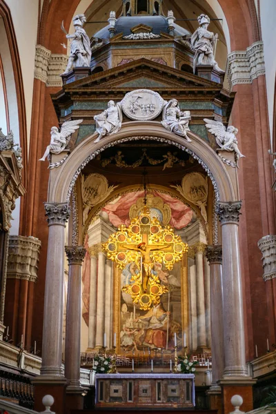 Autel dans la basilique San Petronio à Bologne — Photo