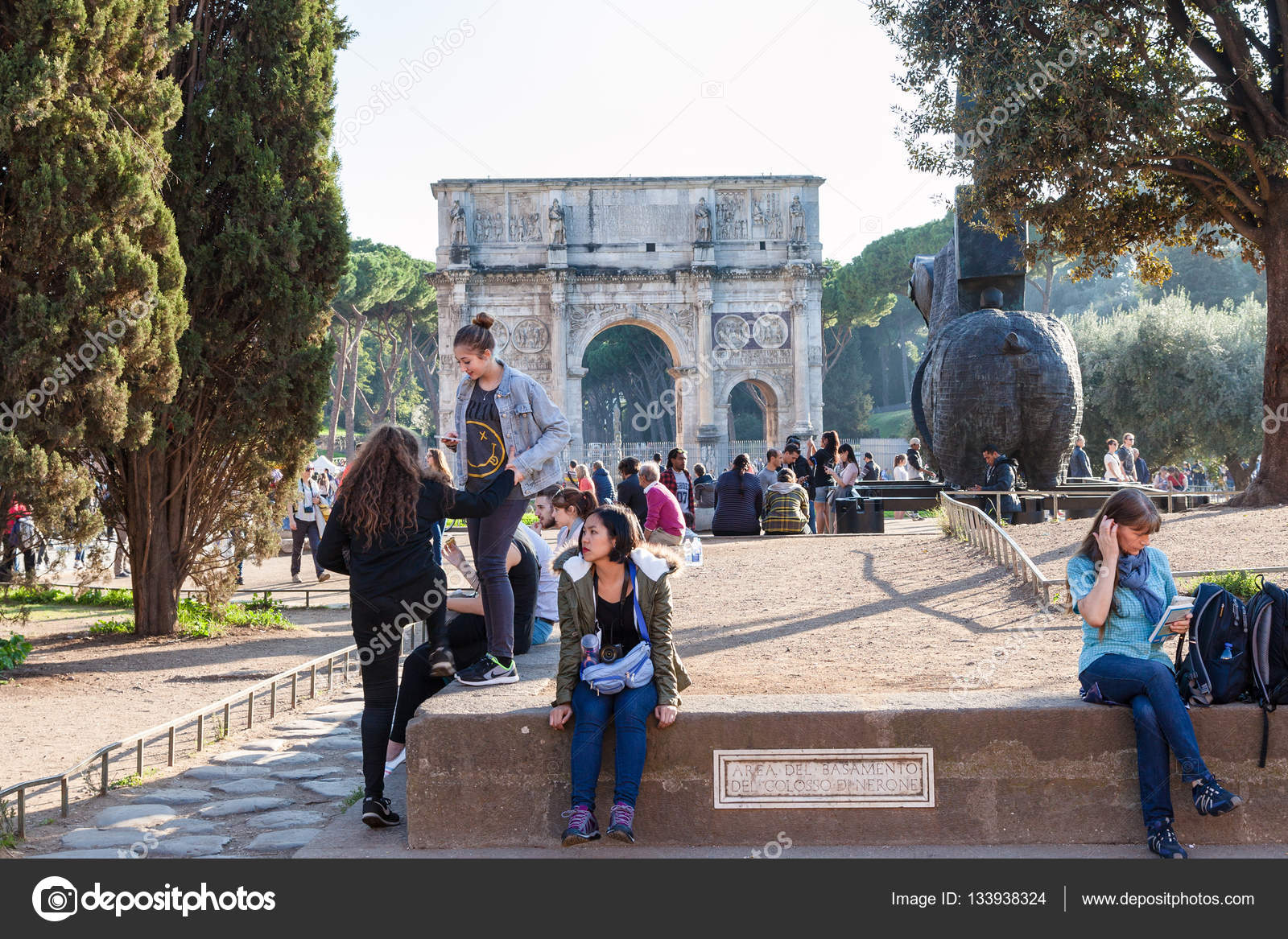 Coliseu de Roma Depositphotos_133938324-stock-photo-tourists-in-area-of-base