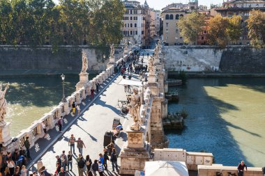 turistler görünümünü St melek köprüde yürümek