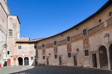 Roma'daki Castel Sant Angelo avlusu