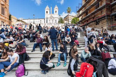kalabalık turist İspanyol Merdivenleri'nin Roma üzerinde
