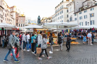 insanlar üzerinde kare Campo de Fiori semt pazarı