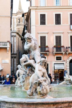 turistler Neptün Çeşmesi Roma yakınındaki