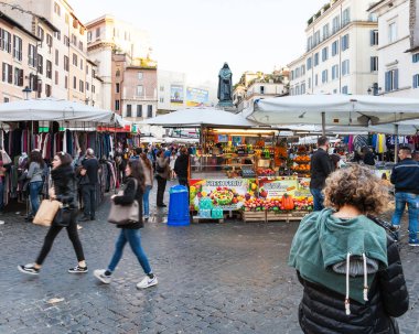Campo de Fiori, Rome sokak pazarında alışveriş