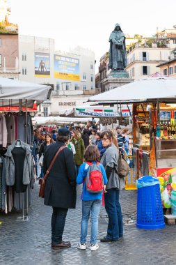 Birçok turist Campo de Fiori günlük piyasa üzerinde