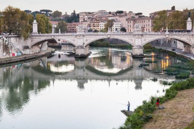 balıkçı akşam plaj Tiber Nehri üzerinde