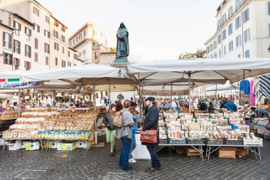 Campo de Fiori Roma'da piyasada üzerinde yöresel yemekler