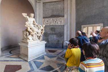 turistler Laocoon grup heykelinin Vatikan yakınındaki