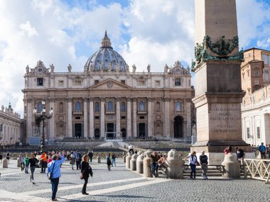 St Peter's Basilica yakınındaki meydanında turizm