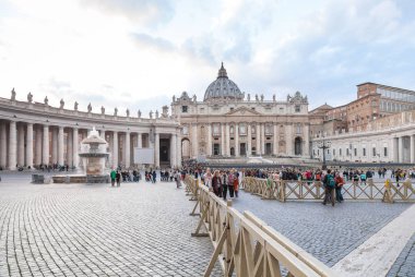 piazza San Pietro (St Pietro Meydanı turistlere)
