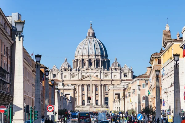 Basilica di San Pietro attraverso via Conciliazione — Foto Stock