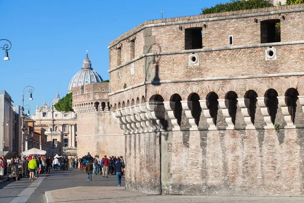 Turistas perto de paredes de Castel Sant Angelo em Roma — Fotografia de Stock
