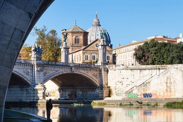 Tiber river and bridge Ponte Vittorio Emanuele II — Stock Photo, Image