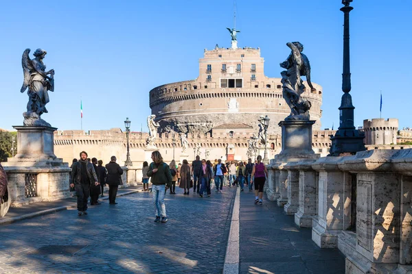 Passeggiata dei turisti sul Ponte Sant'Angelo a Roma — Foto Stock