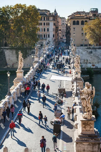 Acima vista das pessoas andam em St Angel Bridge — Fotografia de Stock