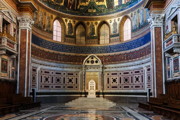 Altaar in de basiliek van Lateranen in Rome stad — Stockfoto