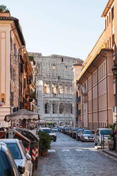 Blick auf Kolosseumgebäude durch Straße in Rom — Stockfoto