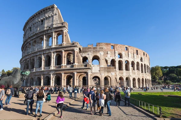 Personnes proches du monument du Colisée à Rome — Photo