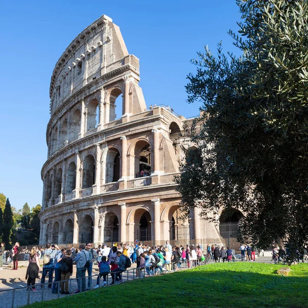 Viele touristen in der nähe von kolosseum-denkmal in rom — Stockfoto