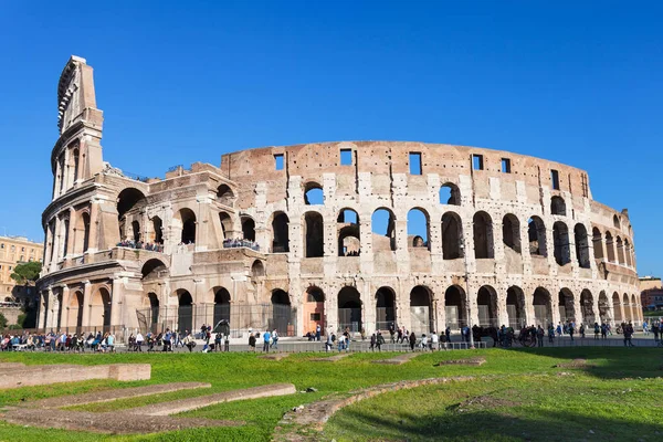 Nézd, az ősi római amfiteátrum, Colosseum — Stock Fotó