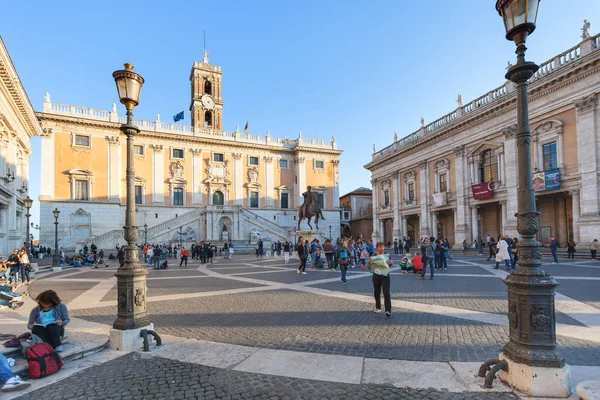 Turistas cerca de museo en Piazza del Campidoglio — Foto de Stock
