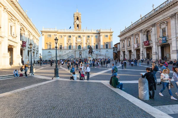 Turistas e palácios na Piazza del Campidoglio — Fotografia de Stock