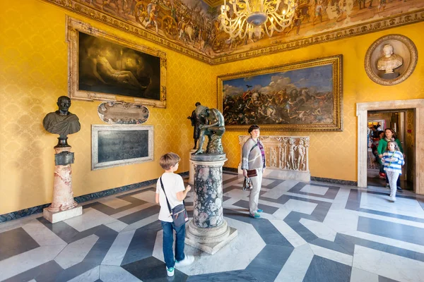 Personas en la sala de los Museos Capitolinos en Roma ciudad — Foto de Stock