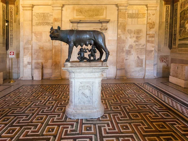 Interior with she-wolf in Capitoline Museums — Stock Photo, Image