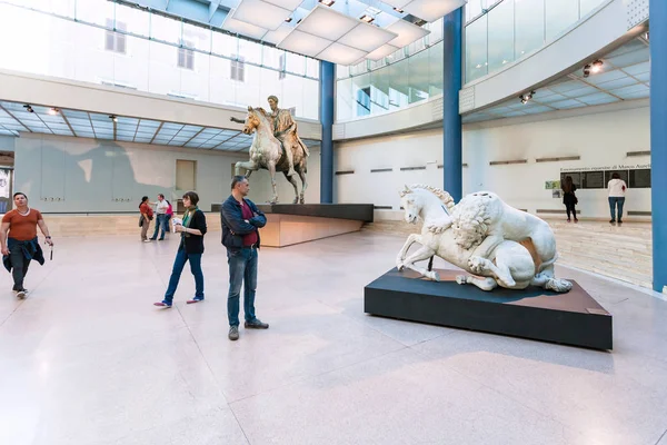 Turystów w hali Capitoline muzea w Rzymie — Zdjęcie stockowe