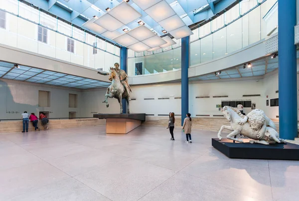 Gente en la sala de los Museos Capitolinos en Roma — Foto de Stock