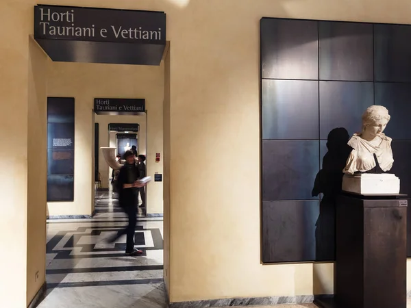 Туристы в музеях Капитолия в Риме — стоковое фото