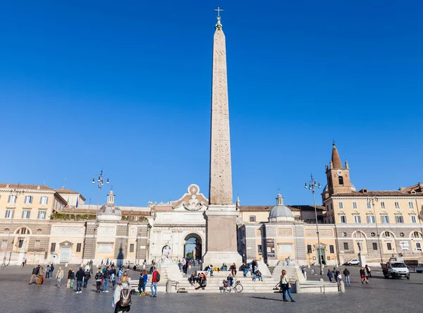 Turist- och egyptiska obelisken på Piazza del Popolo — Stockfoto