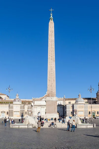 Cerca de obelisco en la plaza del popolo en Roma — Foto de Stock