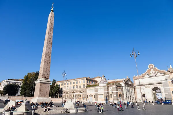 Mensen, Egyptische obelisk, Porta del Popolo in Rome — Stockfoto