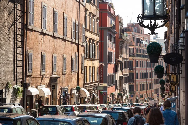 Menschen auf der via francesco crispi in rom city — Stockfoto