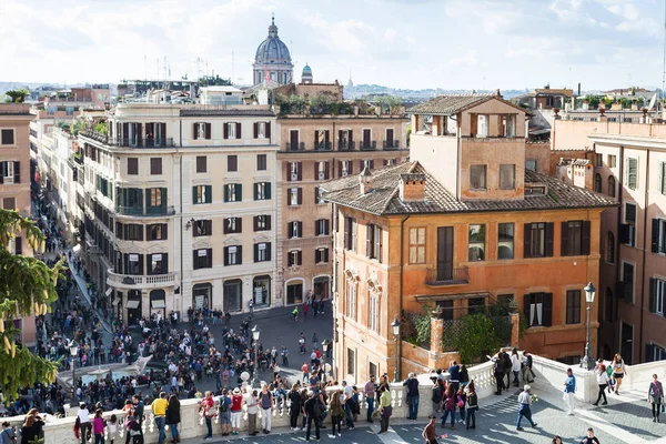 Widok ludzi i Piazza di Spagna w Rzymie. — Zdjęcie stockowe