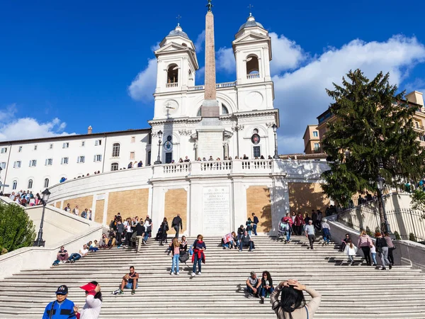 İspanyol Merdivenleri ve Roma Kilisesi Trinita dei Monti — Stok fotoğraf