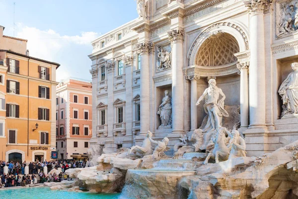 Emberek és szobrok, a Trevi-kúttól, Róma — Stock Fotó